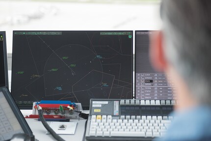 Der Strich von oben links ist der Anflugkorridor, die grüne Beschriftung ist je ein Flugzeug.
