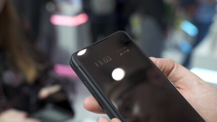 Anrufe kannst du auch bei zugeklapptem Phone entgegennehmen.