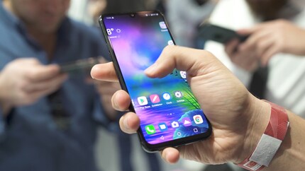 Vorne ein OLED-Phone mit Notch.