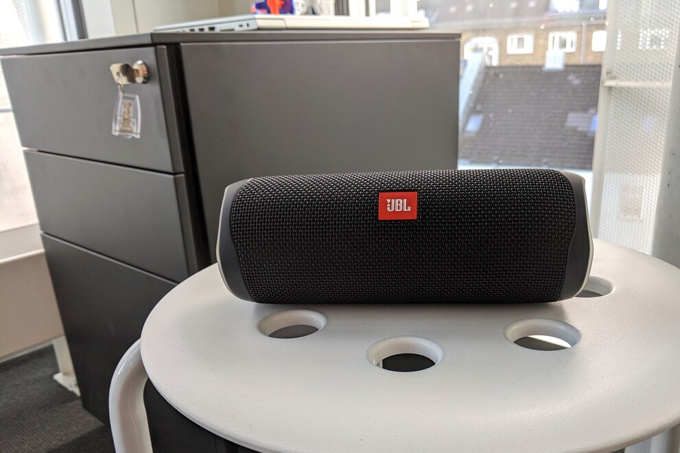 Auf dem Hocker, klingt der JBL Flip 5 nicht so gut wie ...