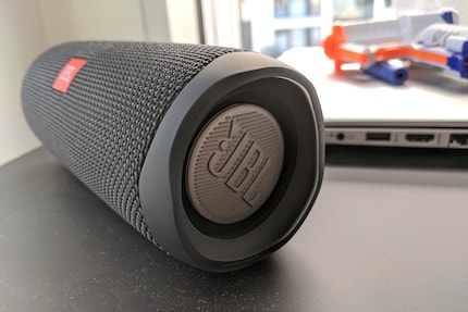 Die Wölbung auf der Innenseite muss JBL mit «rennbahnartig» meinen.
