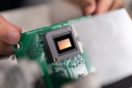 Der DMD-Chip sieht auf den ersten Blick wie ein gewöhnlicher Chip aus. Tatsächlich besteht er aus Millionen winzig kleiner Spiegel, die du von Auge nicht sehen kannst. Ähnlich wie die Pixel auf der TV-Oberfläche.
