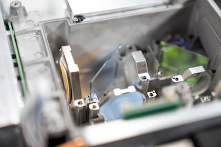 Ein extrem seltener Blick ins Innere eines RGB-Laser-Beamers. Vielleicht sogar der einzige, den du momentan im gesamten Internet finden wirst.