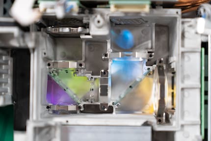 Von oben und von rechts strahlen die beiden blauen Module. Von oben links strahlt das rote Laser-Modul.