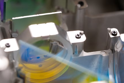 Weil der dichroitische Spiegel freigelegt ist, gelangt Licht von allen Seiten auf ihn und wird in seine Spektralanteile gespalten. Darum siehst du alle möglichen Farben rundherum schimmern, obwohl gar kein Laser eingeschaltet ist. Hammer.