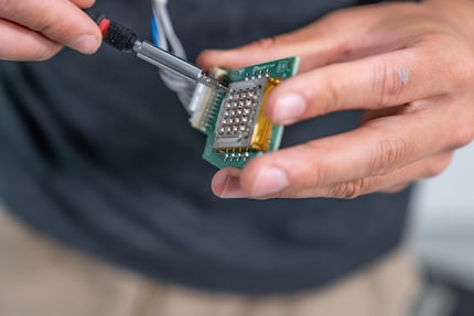 Dutzende Laserdioden formen ein ganzheitliches Lasermodul.