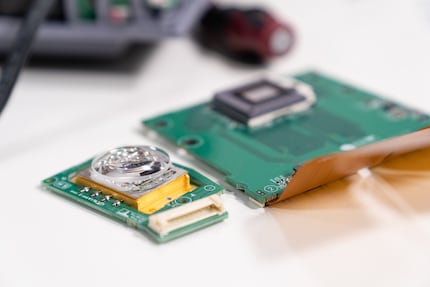 Laser-Modul und DMD-Chip nebeneinander.