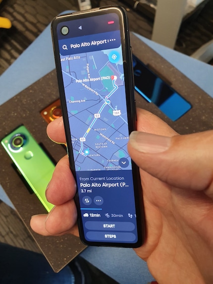 Das neue Phone in Andy Rubins Hand.
