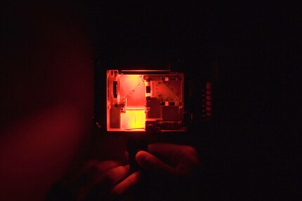 Strahle ich mit Rot dort durch, wo das blaue Laser sitzen würde, kommt kein Rot zur Linse, weil der dichroitische Spiegel nur blaue Spektralanteile nach rechts reflektiert.