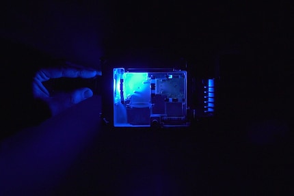 An dieser Position würde ein blaues Laser-Modul nichts nützen, weil der Spiegel blaue Spektralanteile nicht zur Linse passieren lässt.