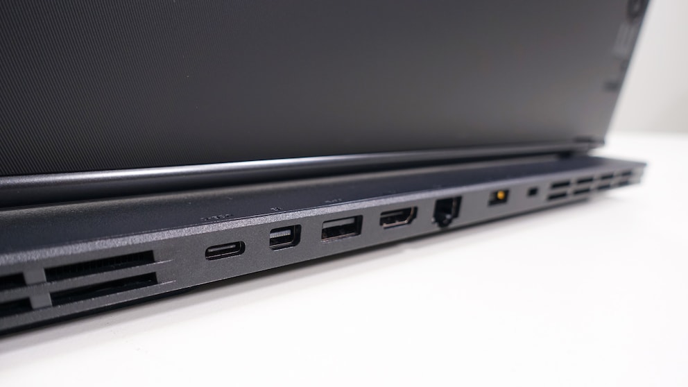 USB 3.1 Typ-C, Mini DisplayPort, USB 3.1 Typ-A, HDMI Type A, RJ45-LAN-Port, Netzanschluss und Kensington-Schloss