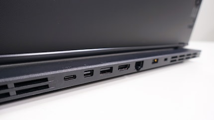 USB 3.1 Type-C, Mini DisplayPort, USB 3.1 Type-A, HDMI Type-A, RJ45 LAN port, power connector and Kensington lock