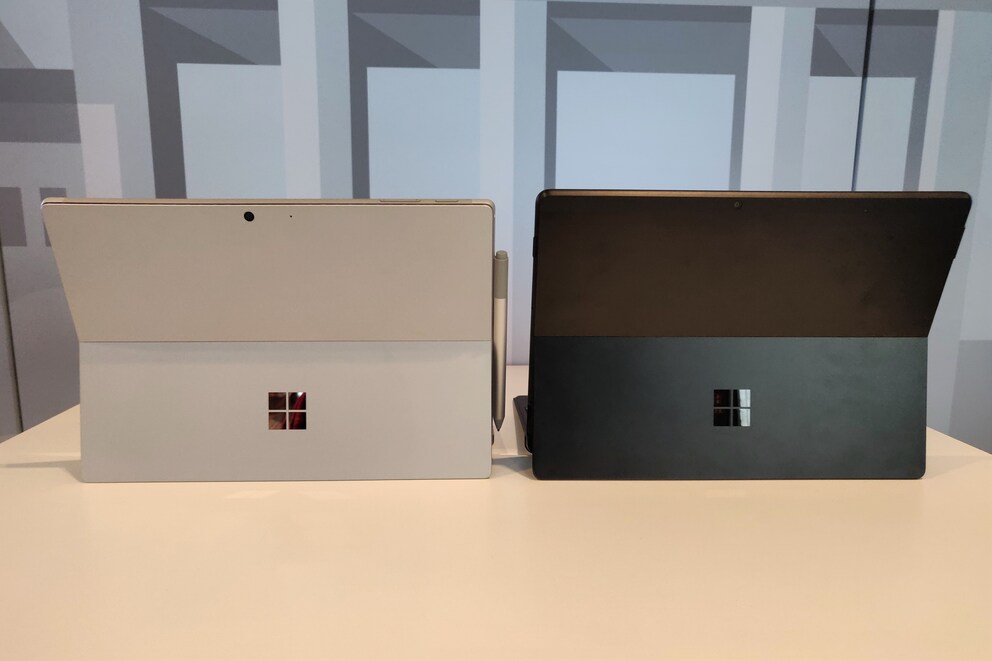 Den ausklappbaren Standfuß haben beide Surface-Varianten.
