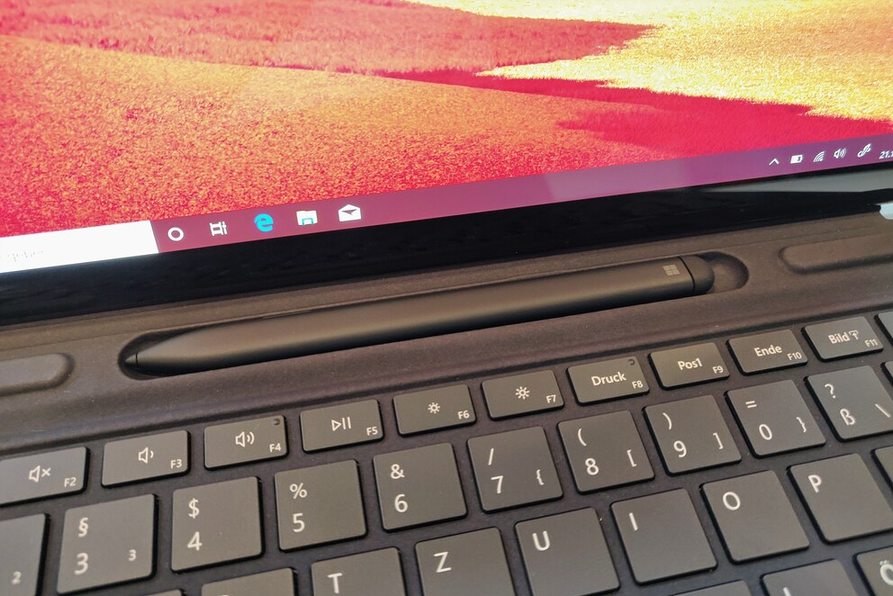 Beim Surface Pro X ist der Stift gut aufgeboben.