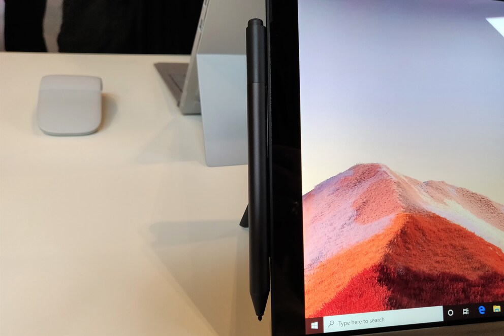 Beim Surface Pro 7 hält der Stift auch ohne Tastatur.