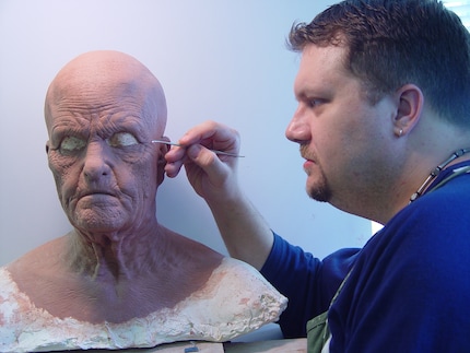 Hier arbeitet Lee an einem Full Head, bestehend aus mehreren Teilen und einem Make-up mit Alterungseffekt.