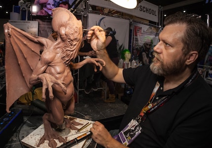 Lee beim Modellieren seiner Cthulhu Standing Maquette Skulptur an der San Diego ComicCon.