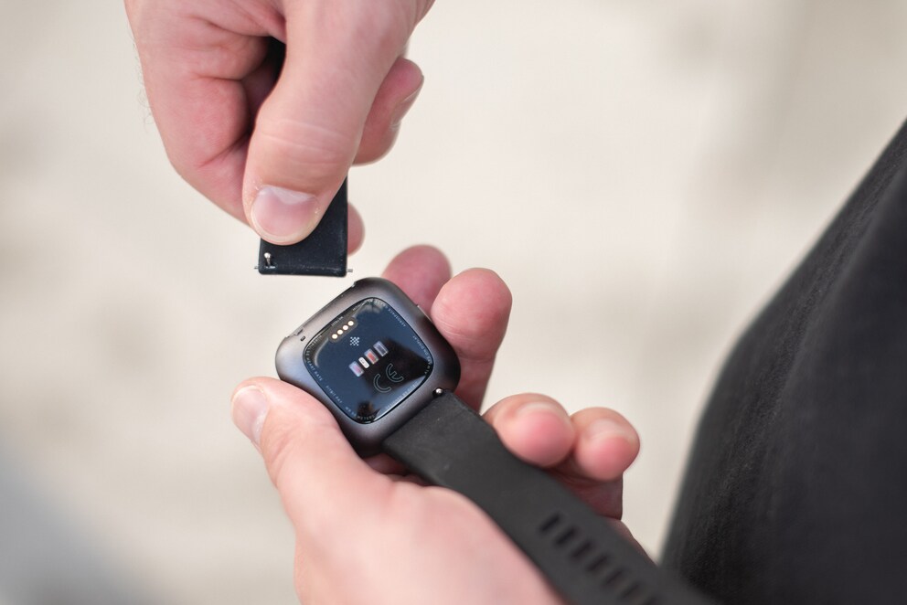 Die Armbänder lassen sich ohne Werkzeug wechseln.
