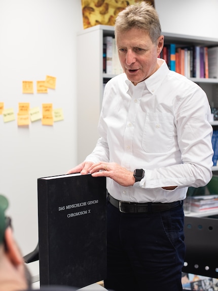Prof. Dr. Ernst Hafen in seinem Büro auf dem Hönggerberg.