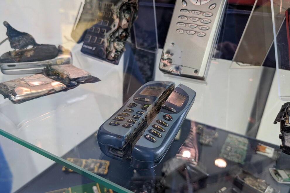 Nicht jedes eingeschickte Handy können die Experten reparieren.