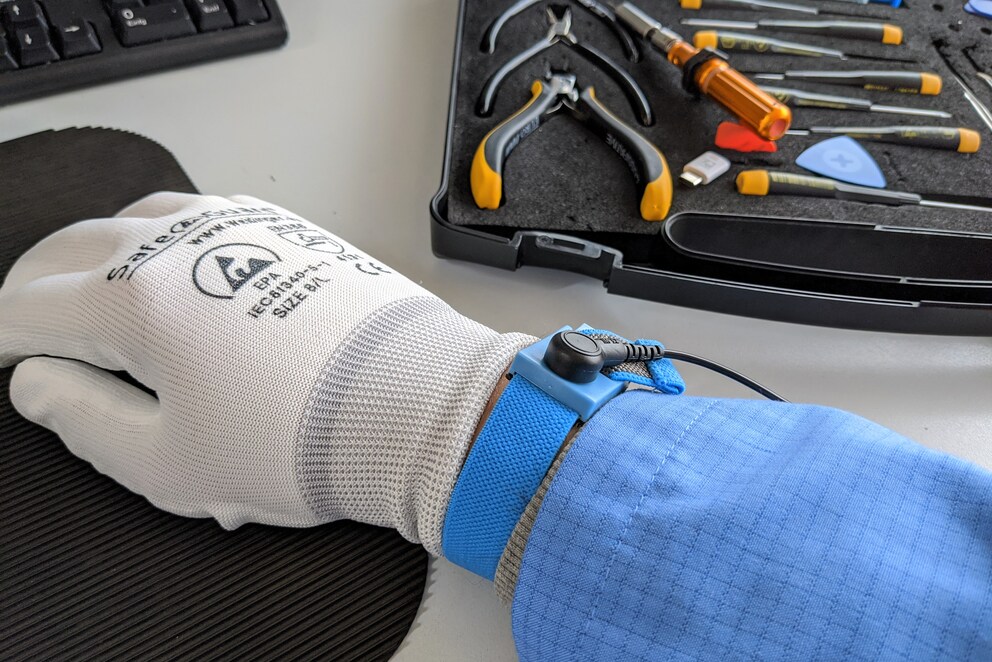 Erdung per Armband und Kabel.