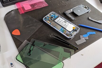 Fast wieder zusammengebaut. Im Vordergrund liegen die vorgefertigten «Klebestreifen».