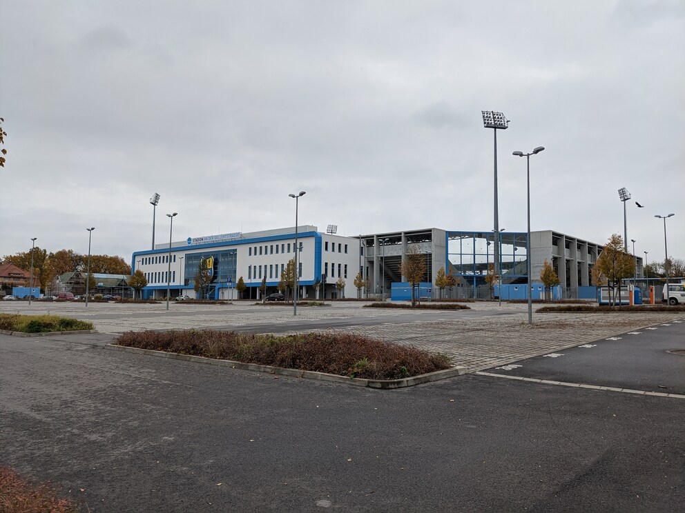 Stadion mit grauem Himmel.