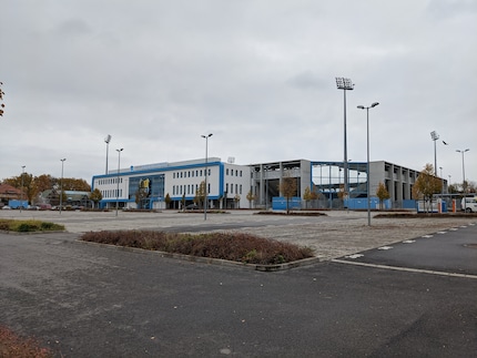 Stadion mit grauem Himmel.