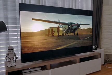 Plane at dawn, LG OLED E9