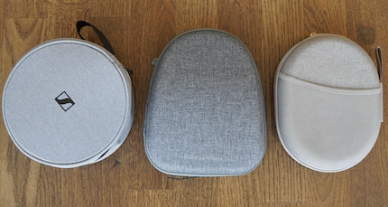 Links das Case des Sennheiser Momentum 3, in der Mitte das des PX7 und rechts jenes des Sony WH-1000XM3
