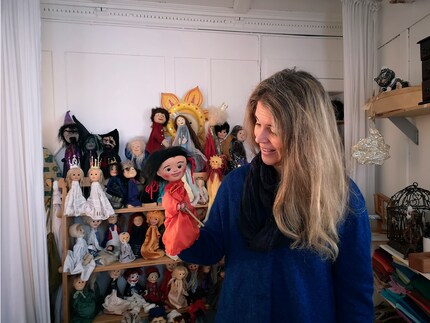 Brigit zeigt mir die weibliche Version des Kasperli, die sie erschaffen hat. Sie wollte, dass sich auch Mädchen mit der allgegenwärtigen Figur identifizieren können.