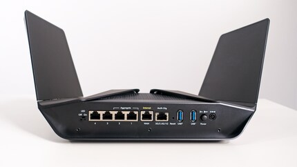 LED-On/Off-Taste, 4 x RJ45 LAN, 1 x RJ45 WAN, 1 x RJ45 Multi-Gig-Ethernet-Port, Reset-Taste, 2 x USB 3.0, Power-Taste, Netzanschluss