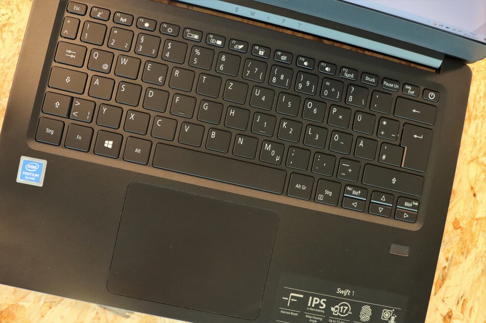 Tastatur und Touchpad.