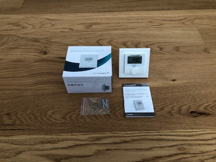 Die Box, der Wandthermostat, vier Schrauben und eine Anleitung.