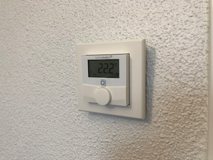 Die Zahlen auf dem Display des noch nicht festgeschraubten Homematic-IP-Wandthermostaten bedeuten, dass alles in Ordnung ist.