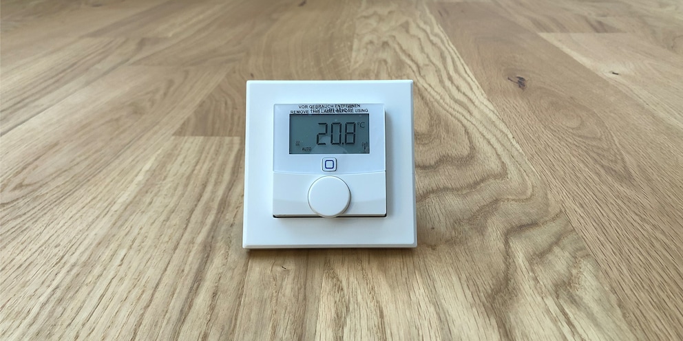 Über den Drehknopf am smarten Thermostaten kannst du die Temperatur auch manuell regeln.