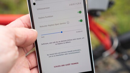 Wie nah muss dein Handy am Schloss sein, damit es sich entsperren lässt? Hier kannst du es einstellen.