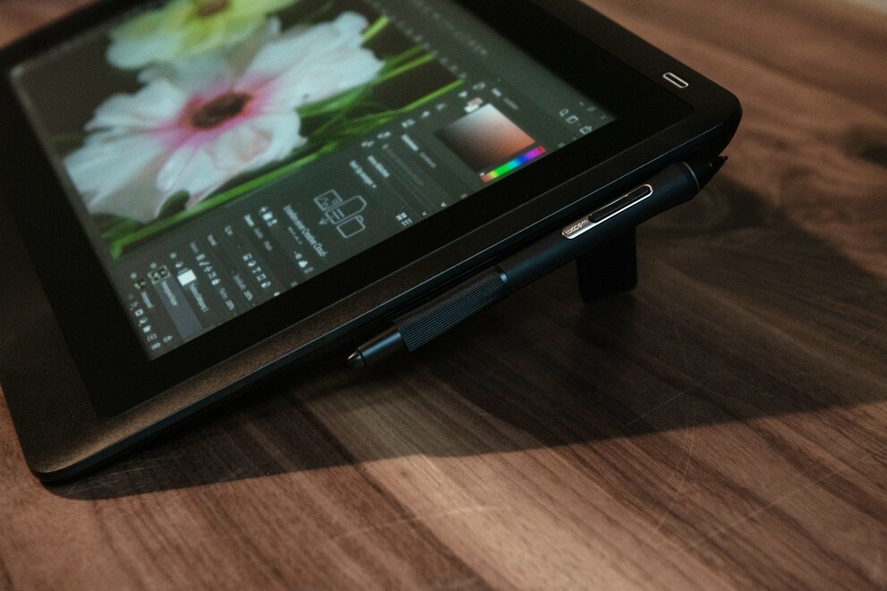 Der Wacom Pro Pen 2 hält an der Seite.