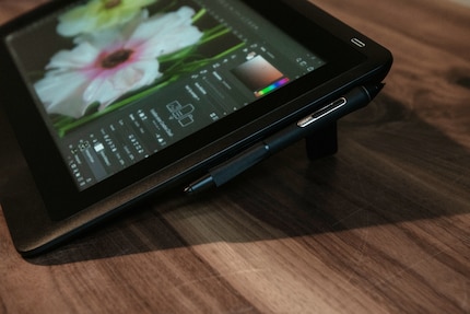 Der Wacom Pro Pen 2 hält an der Seite.