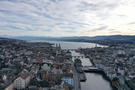 DJI Mavic 2 Pro: Himmel ist korrekt belichtet, die im Schatten liegenden Häuser saufen weniger ab.