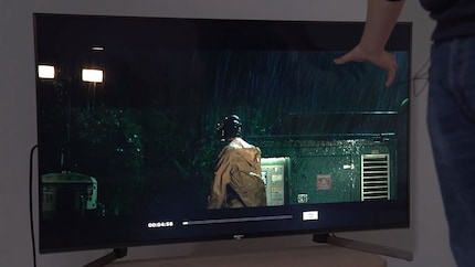 Szene aus «Jurassic World 2»: Oben links die Scheinwerfer. Rundherum Dunkelheit – in der Theorie jedenfalls.
