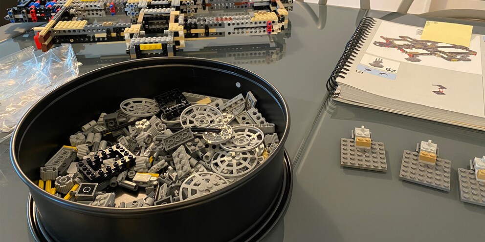 Eine Kuchenform für die kleinen LEGO-Teilchen. Eine weitere, etwas kleinere Form diente mir als Behältnis für die grösseren Teile.