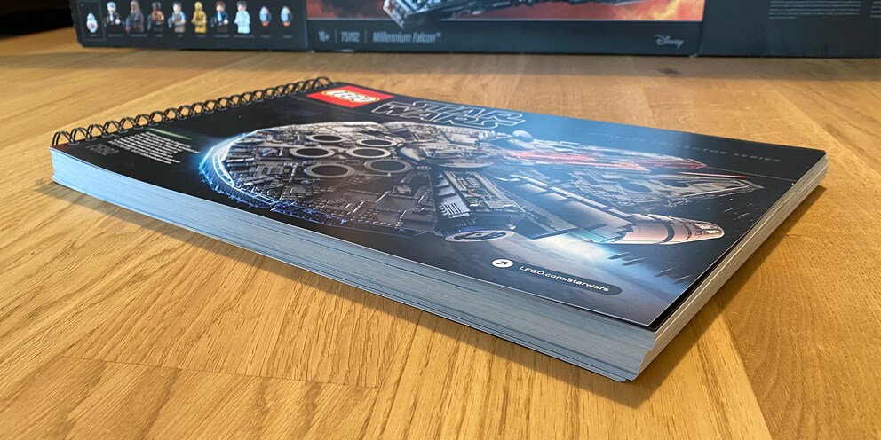 Verwechslungsgefahr: Das ist die Anleitung des Millennium Falcon, nicht der Duden.