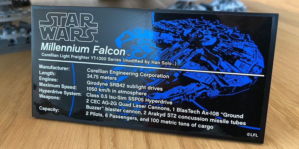 Du lernst nie aus: Selbst eine Plakette mit den Eckdaten des «echten» Millennium Falcon ist dabei.