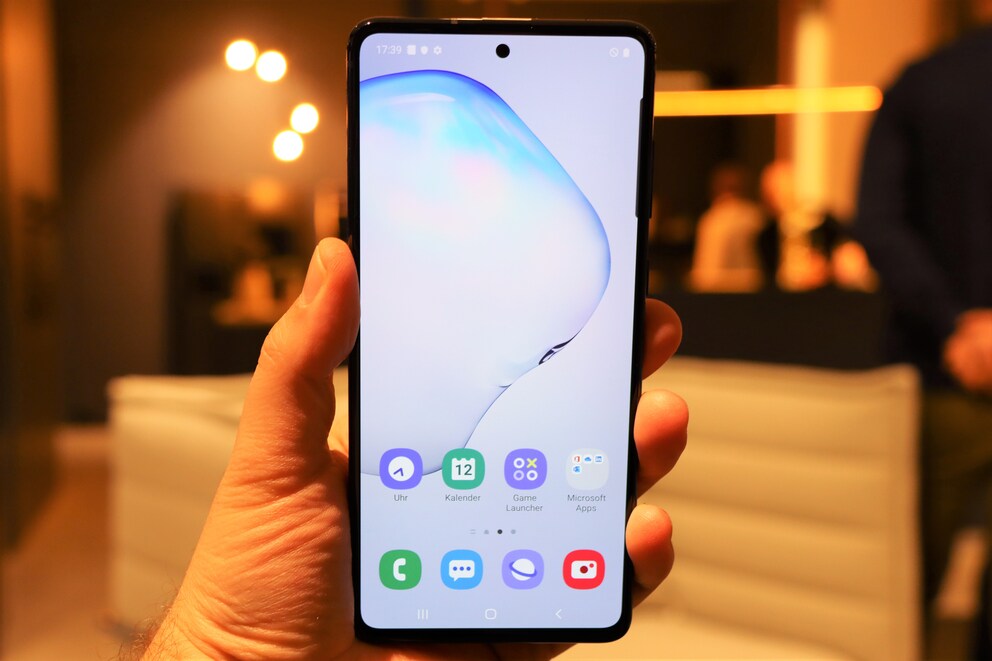 Großes Display mit Loch und Fingerabdrucksensor.
