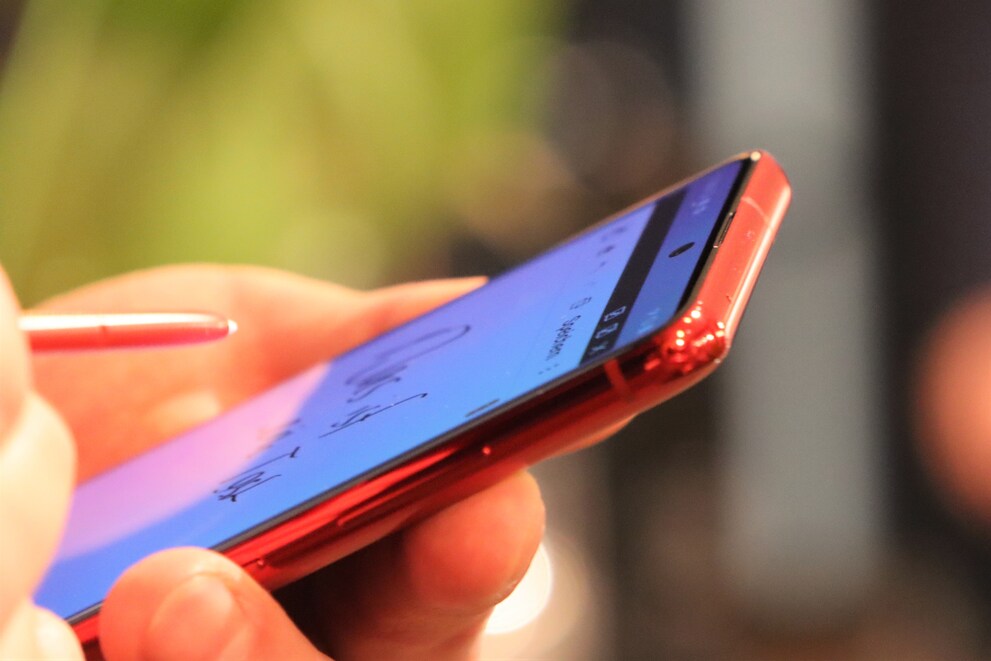 Das Galaxy Note10 Lite in «Aura Red» fällt auf.