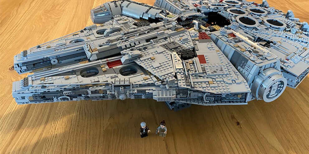 Ungeduldig warten Han Solo und Rey auf die Fertigstellung des fliegenden Monstrums.