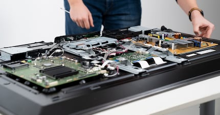 Auf den ersten Blick vier Platinen: Die orange ist das Netzteil. Auf der grossen, grünen Platine befinden sich zwei TV-Prozessoren.
