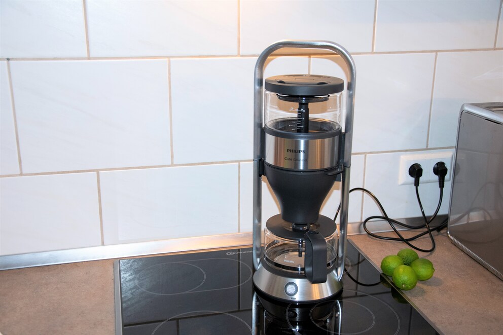 Die Filterkaffeemaschine Philips HD 5413 arbeitet mit dem Direkt-Brüh-Prinzip und ist dadurch 51 Zentimeter hoch.