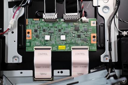 Die «Grafikkarte»: Hier werden Informationen vom Mainboard verarbeitet und ans LCD-Panel durch die Rückwand hindurch geleitet.